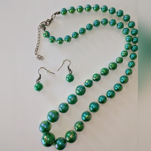 VTG IRIDESCENT GREEN PLASTIC GRADUATED BEAD NECKLACE & EARRINGS - Picture 2 of 7